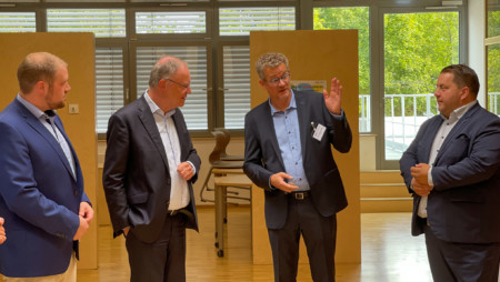 Schulleiter Michael Krutschke erläutert dem Ministerpräsidenten den Ablauf der Sanierung